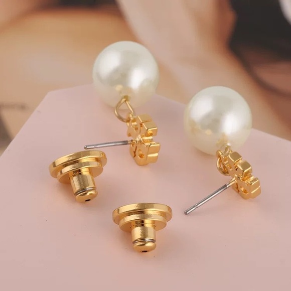 ⭐️Host Pick⭐️Tory Burch Gold Logo Pearl Drop Earrings - Picture 5 of 12